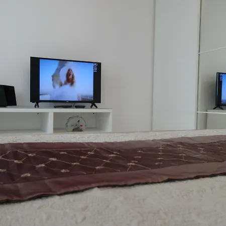 Yellow House Apartment *