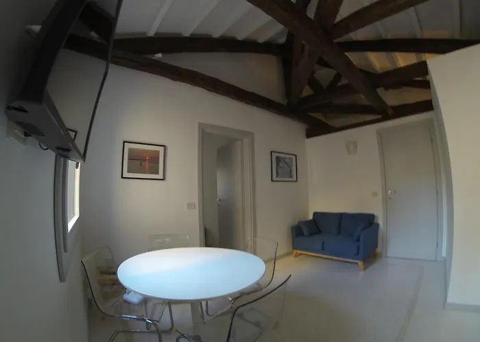 Yellow House Apartment *