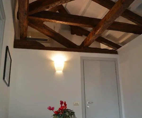 Yellow House Apartment Venice