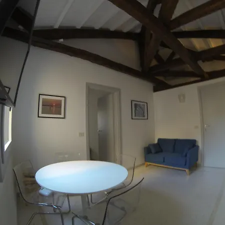 Yellow House Apartment *